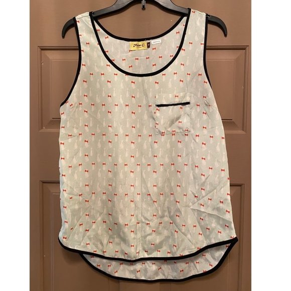 Light Green top w/ white cat design size Medium - Picture 1 of 4